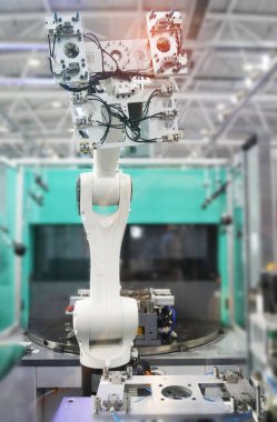 Otomatik deponun hücrelerindeki plastik kutularda endüstriyel makinede robotik pnömatik piston emici ünitesi.