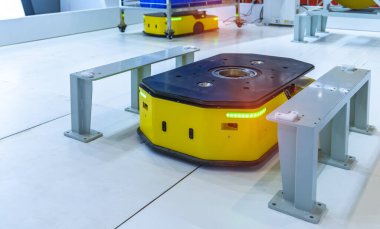 Depo robotu fabrikada karton kutu montajı yapıyor.