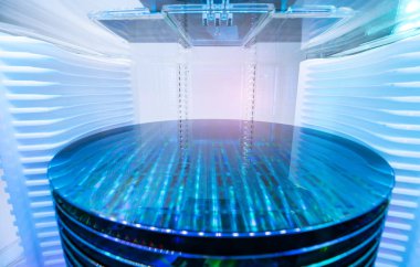 Evrensel bir kapsülde desenli silikon gofretler. Elektronik devre tasarımları fotolitografi de dahil olmak üzere mikromatizma kullanılarak gofretlerin üzerine inşa edilmiştir.