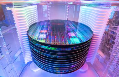 Evrensel bir kapsülde desenli silikon gofretler. Elektronik devre tasarımları fotolitografi de dahil olmak üzere mikromatizma kullanılarak gofretlerin üzerine inşa edilmiştir.