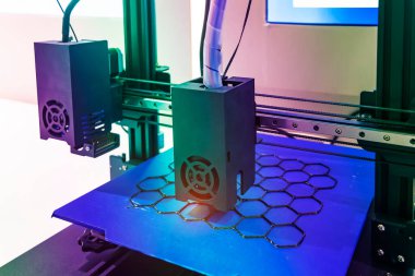 3D yazıcı veya katkı maddesi imalatı ve robot otomasyon teknolojisi.