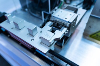 Robotik ve Otomasyon sistem denetim uygulaması otomatik robot taşıyıcı ürün hattı ile metal ingot