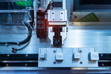 Robotik ve Otomasyon sistem denetim uygulaması otomatik robot taşıyıcı ürün hattı ile metal ingot