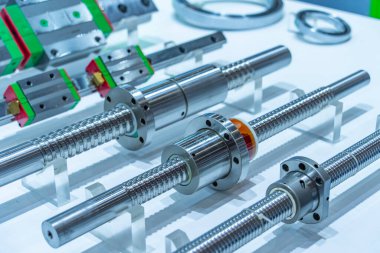 CNC makinesinin kurşun vida parçaları. CNC makine üretim sürecinin yüksek hassasiyetli kısmı.