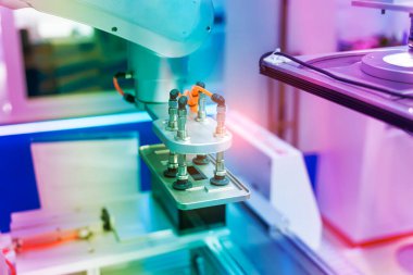 Robot vakum enayiler ile konveyör imalatı telefon fabrikasında, akıllı fabrika sanayi 4.0 kavramı ile.