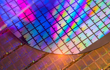 Çok Renkli Iridescent Silikon Bilgisayar Wafer Yakın plan Görünümü.