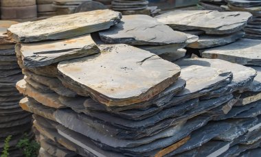 Döşeme, yürüyüş yolları ya da duvar dekorasyonu için kullanılan düz tahta taşları istifleyin.