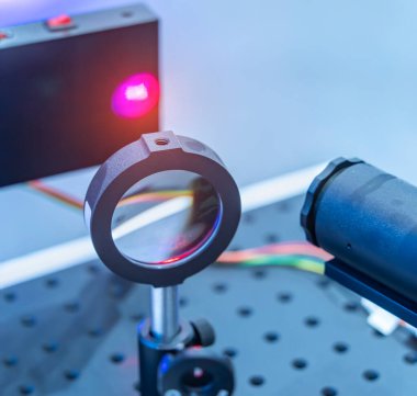 Optik laboratuvarda lazer aygıtı denemesi