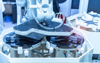 Silikon gofret ve mikro devrelerin endüstriyel imalat fabrikasındaki yapay zeka makinesi, otomatik robot kol kontrol uygulaması