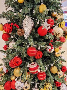 Dekorasyonlu Noel ağacı, tatil konsepti.