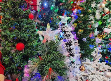 Dekorasyonlu Noel ağacı, tatil konsepti.