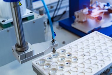 Monitor kamera mercek üretimi için otomatik gözlükçü ekipmanı atölyede, Akıllı fabrika endüstrisi 4.0 konsepti.