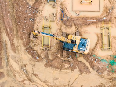 İnşaat alanında toprak hareketinde kazıcı, hava manzarası.