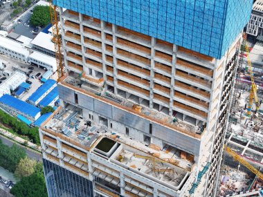 Şehirdeki yüksek binaların inşaatı, endüstriyel inşaat alanı