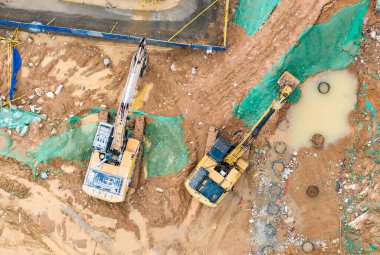 İnşaat alanında toprak hareketinde kazıcı, hava manzarası.