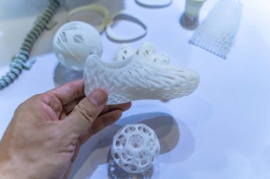 3D baskılı ayakkabı figürlü el. Yakın plan.