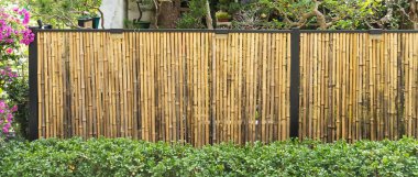 Bambudan yapılmış çitler.