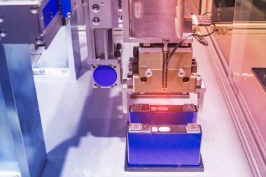 Lityum batarya endüstriyel üretim fabrikasında otomatik robot kolu