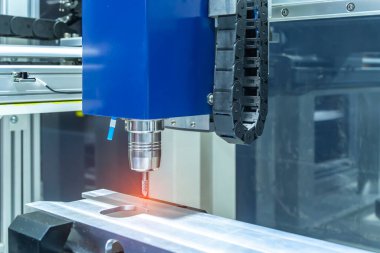 İstihbarat endüstriyel üretim fabrikasında otomatik robot matkap aleti