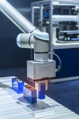 Lityum batarya endüstriyel üretim fabrikasında otomatik robot kolu