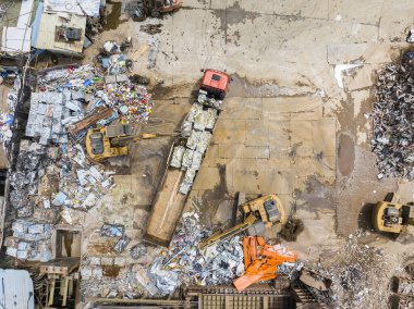 Çöp öğütücüsünün hava görüntüsü geri dönüşüm ve yeniden kullanım için. İnşaat atıklarının geri dönüşümü veya enkaz endüstriyel hurda işleme.