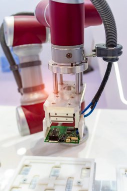 Zlegence pcb fabrikasında otomatik robotik kol sistemi