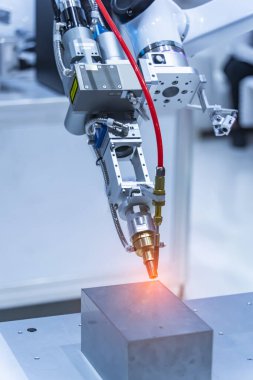 Metal Üretim Tesisinde Robotik Kaynak Makinesi