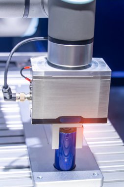 Lityum batarya endüstriyel üretim fabrikasında otomatik robot kolu