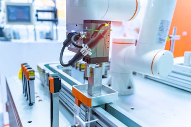 endüstriyel makine ve fabrika robot kol, akıllı fabrika sanayi 4.0 konsept.