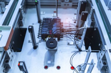 Fabrikada çalışan endüstriyel makine robotunun dönüştürücüsü. Akıllı fabrika sektörü 4.0 konsepti.