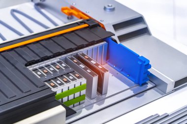 Beyaz zemin üzerinde izole edilmiş elektrikli araba lityum pil ve güç bağlantıları modeli