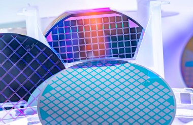 Elektronik aletlerde entegre olmak için kullanılan beyaz plastik kutu içindeki silikon gofretler. 