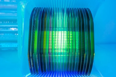 Evrensel bir kapsülde desenli silikon gofretler. Elektronik devre tasarımları fotolitografi de dahil olmak üzere mikromatizma kullanılarak gofretlerin üzerine inşa edilmiştir.