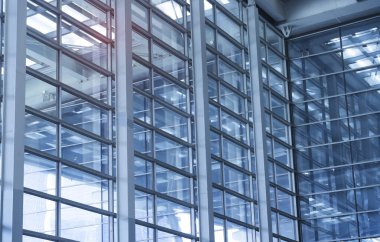 Çağdaş ofis binası mavi cam duvar detayı