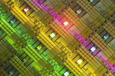 Elektronik aletlerde entegre devrelerin imalatı için kullanılan yarı iletken malzemelerden oluşan silikon gofretler ve mikro devreler. 