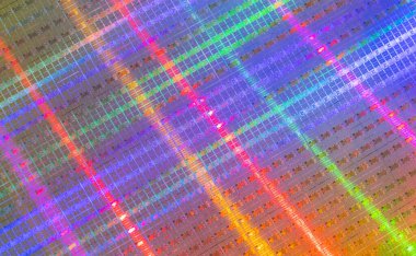 Elektronik aletlerde entegre devrelerin imalatı için kullanılan yarı iletken malzemelerden oluşan silikon gofretler ve mikro devreler. 