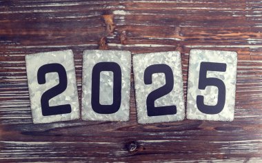 Metal yıl 2025 Tahta kart metni