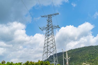yüksek voltajlı elektrik iletim kulesi