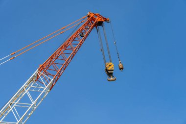 Mavi gökyüzünde kablo, endüstriyel ekipman veya aletlerle vinç çelik kancası.