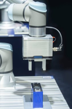 Lityum batarya endüstriyel üretim fabrikasında yapay zeka makinesi.