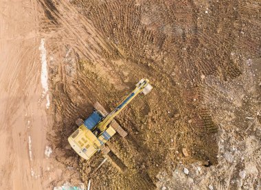 İnşaat alanında toprak hareketinde kazıcı, hava manzarası.