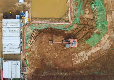 İnşaat alanında toprak hareketinde kazıcı, hava manzarası.