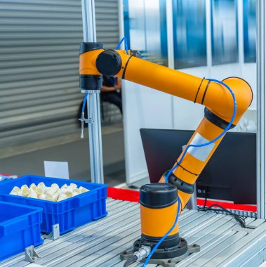 endüstriyel makine ve fabrika robot kol, akıllı fabrika sanayi 4.0 konsept.