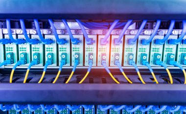 Fiber Optik kablolar ethernet portlarına bağlı optik portlara ve ağ kablolarına bağlı