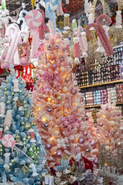 Dekorasyonlu Noel ağacı, tatil konsepti.