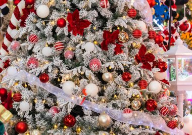 Dekorasyonlu Noel ağacı, tatil konsepti.