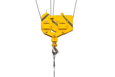 Beyaz, endüstriyel ekipman veya aletlere izole edilmiş kabloyla vinç çelik kancası.