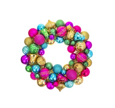 Beyaz arka planda renkli parlak mücevherlerden yapılmış güzel bir Noel çelengi.