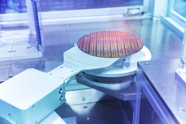 Otomatik kontrol uygulaması otomatik robot kolu üzerinde silikon gofretler ve mikro devreler