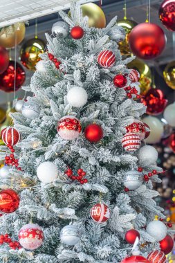 Dekorasyonlu Noel ağacı, tatil konsepti.